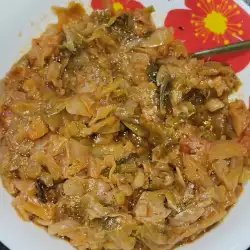 Sveži kupus sa mladim lukom i paradajzom