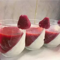 Desert u čaši sa želatinom