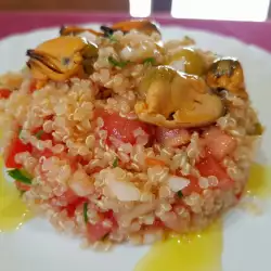 Mediteranska salata sa školjkama, maslinama i kinoom