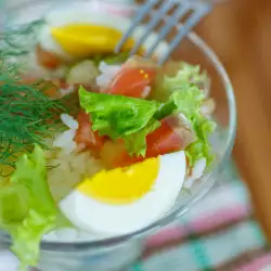 Salata od pirinča sa kiselim krastavčićima