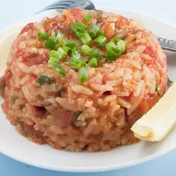 Garnirung od pirinča s paradajzom