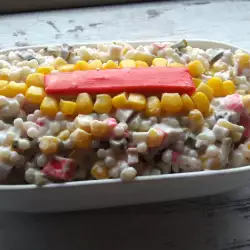 Salata sa kukuruzom i surimi  štapićima