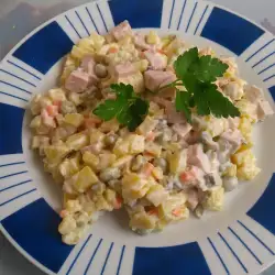 Praznična salata sa kiselim krastavčićima