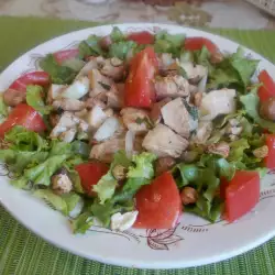 Zelena salata sa pilećim mesom i orašastim plodovima