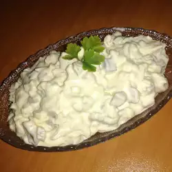 Salata od jaja i kiselih krastavčića