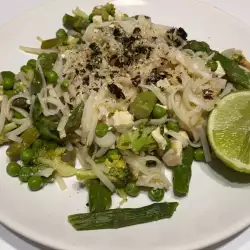 Azijska salata sa nudlama i šparglama