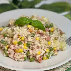 Obrok salata sa pirinčem i tunjevinom