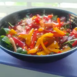 Topla salata sa hrskavom slaninom i slatkom paprikom