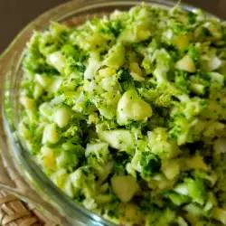 Vitaminska salata sa brokolijem, tikvicama i jabukom