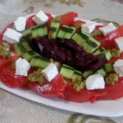 Salata sa crvenom cveklom, sirom i pestom od bosiljka