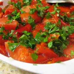 Salata od paradajza sa pečenim paprikama