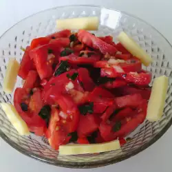 Salata s paradajzom, pečenom paprikom, lukom i kačkavaljem