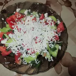 Klasična salata sa paradajzom i krastavcima