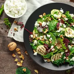 Salata sa grilovanim tikvicama, sirom i orasima