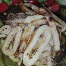 Salata od grilovanog i svežeg povrća sa lignjama