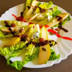 Bejbi salata sa kruškama i plavim sirom