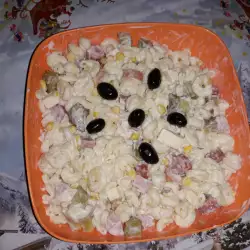 Salata sa makaronama i mlečnim sosom