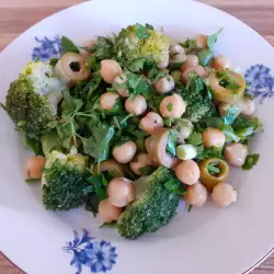 Zelena salata sa leblebijom i brokolijem