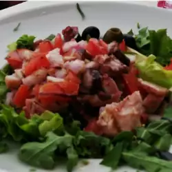 Salata sa hobotnicom, rukolom i paradajzom