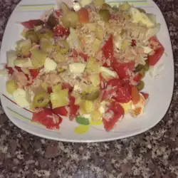 Salata sa pirinčem, jajima, tunjevinom i povrćem