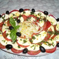 Salata sa roze paradajzom, mocarelom, lukom i bosiljkom