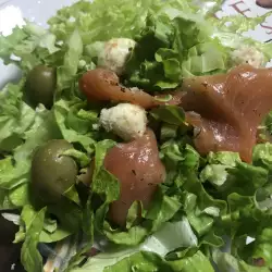 Zelena salata sa dimljenim lososom i krem lopticama