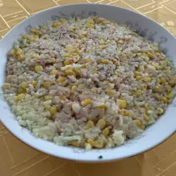 Salata sa tunjevinom, pirinčem i kukuruzom