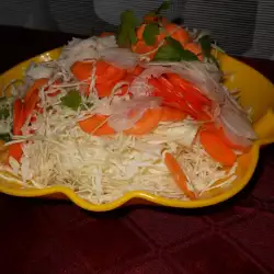 Salata od kupusa, bele rotkve i šargarepe