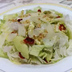 Ajsberg salata sa avokadom i sušenim paradajzom