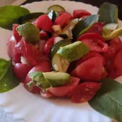 Mešana salata sa avokadom i roze paradajzom