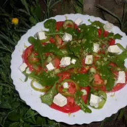 Salata sa ružičastim paradajzom i rukolom