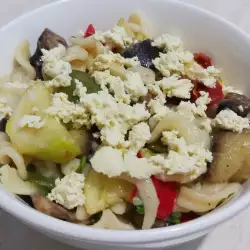 Šarena salata sa makaronama, tikvicama i patlidžanom