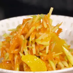 Salata od šargarepa, celera i jabuke sa medenim dresingom