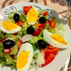 Ajsberg salata sa krastavcima, paradajzom i jajima
