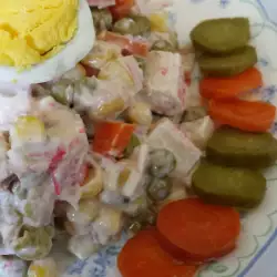 Šarena salata sa surimi štapićima