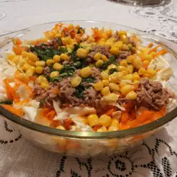 Kupus salata sa šargarepom, kukuruzom i tunjevinom
