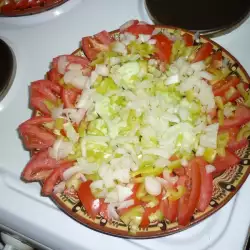 Salata od paradajza, luka i paprike