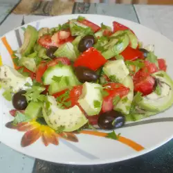 Letnja salata sa maslinama i avokadom