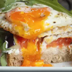 Sendvič sa grilovanim povrćem, krem sirom i jajima na oko