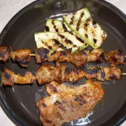 Pikantni svinjski kotleti i ražnjići na roštilju