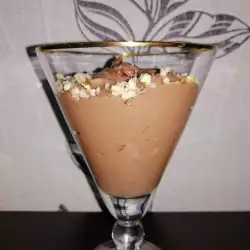 Desert u čaši sa ceđenim kiselim mlekom