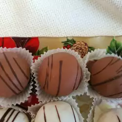 Čokoladne kuglice sa dekoracijom od crne čokolade