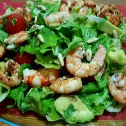Salata sa škampima i zelenom salatom