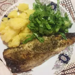 Riba sa krompirom i zelenom salatom