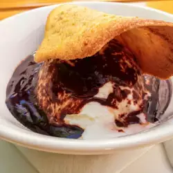 Sladoled sa toplom čokoladom pod krovom od badema