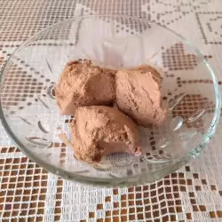 Sladoled od pavlake, šlaga i crne čokolade