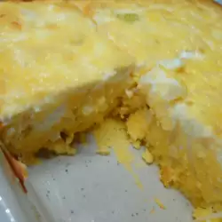 Vazdušasta slana torta sa kukuruznim brašnom, sirom i lukom