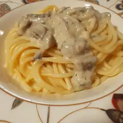 Špagete sa belim sosom i pečurkama