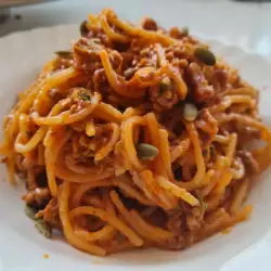 Špagete u crvenom sosu sa semenkama bundeve