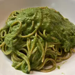 Integralni špageti sa pestom od spanaća